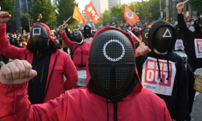 Trabajadores surcoreanos protestan en las calles con vestimenta de “El juego del Calamar”