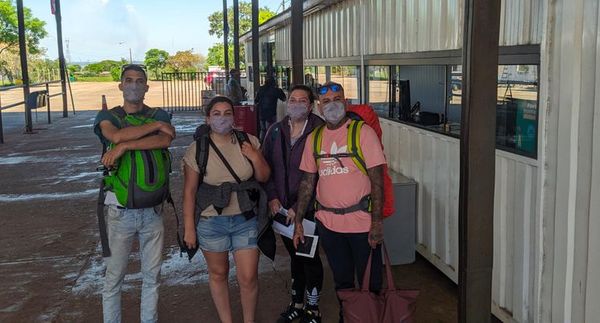 Más de 300 personas ya cruzaron a territorio argentino desde apertura del puente - Nacionales - ABC Color