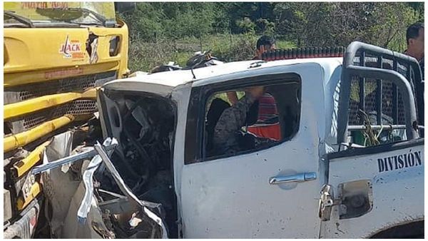 Patrullera y camión chocan y policías están atrapados en vehículo