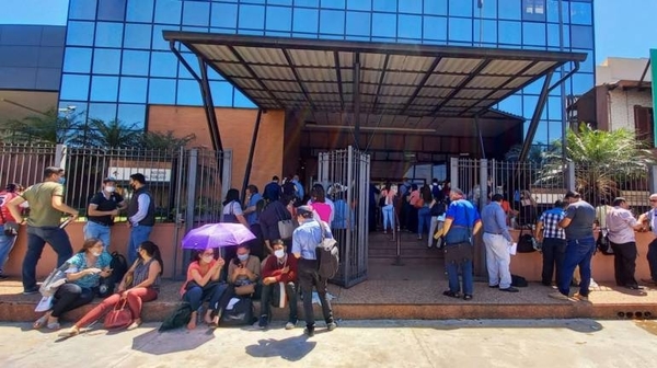 Diario HOY | Sigue el caos en Registros Públicos: largas filas y lenta atención generan molestias