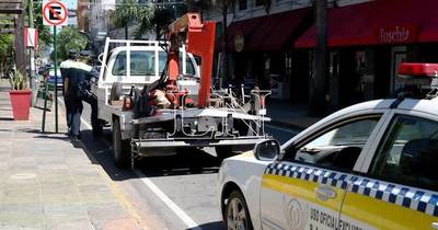 La Nación / Retienen autos y motos que dificultan el paso al peatón en el microcentro