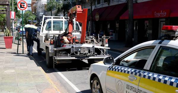 La Nación / Retienen autos y motos que dificultan el paso al peatón en el microcentro