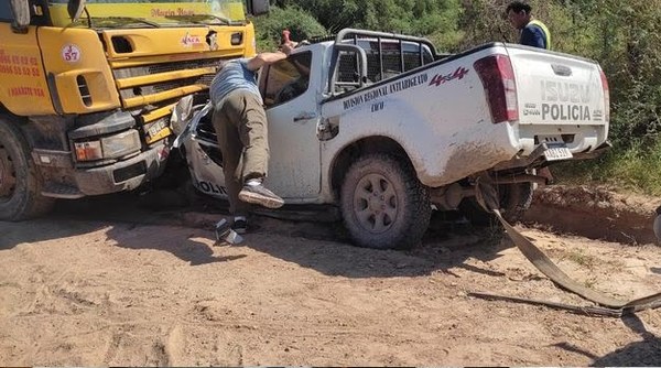 Un agente fallecido tras choque entre patrullera y camión - Noticiero Paraguay