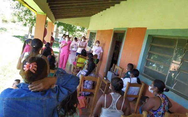 Pobladores de la comunidad indígena Yporã Poty, reciben orientaciones de prevención del cáncer de mama