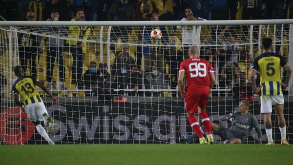 Enner Valencia da un punto al Fenerbahce