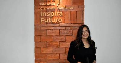 La Nación / Ejemplo de superación: joven bastón blanco se graduó con honores e inspira a otros a no rendirse