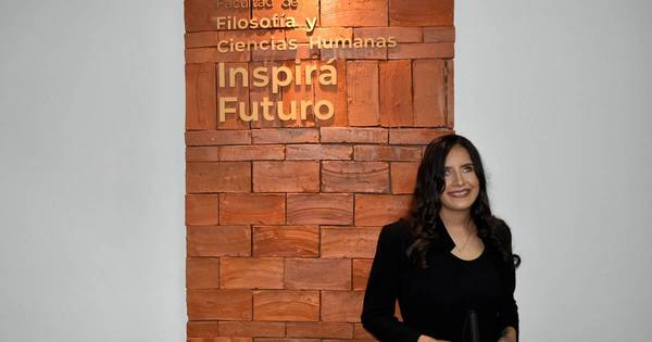 La Nación / Ejemplo de superación: joven bastón blanco se graduó con honores e inspira a otros a no rendirse