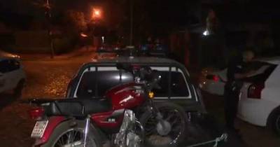 La Nación / Delincuentes robaron dos motocicletas en Ñemby, pero fueron rastreados y detenidos