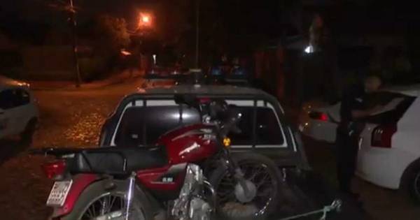 La Nación / Delincuentes robaron dos motocicletas en Ñemby, pero fueron rastreados y detenidos