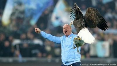 Lazio suspende a adiestrador de su águila tras saludo fascista en el estadio