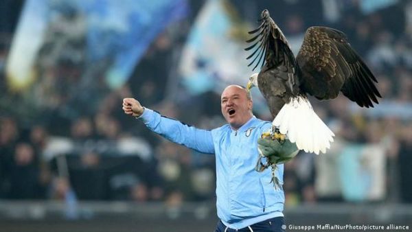 Lazio suspende a adiestrador de su águila tras saludo fascista en el estadio