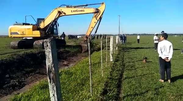 Denuncian que amigo de Marito estaría secando humedales - Noticiero Paraguay