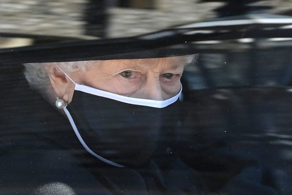 Isabel II pasó la noche en el hospital - Mundo - ABC Color