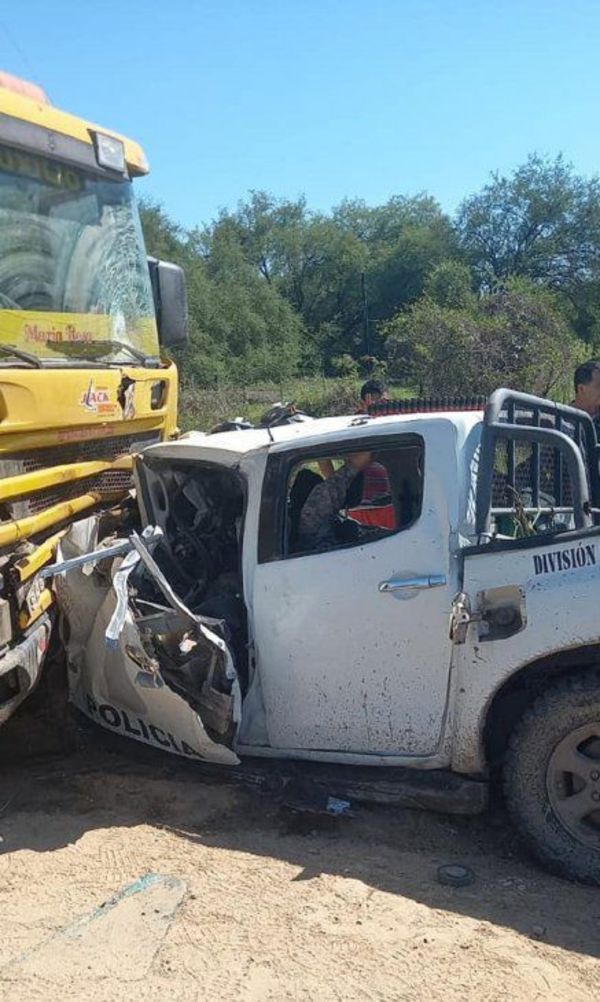 Un agente fallecido tras choque entre patrullera y camión