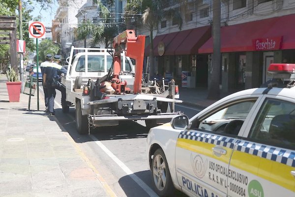 Crónica / ¡FUERA DE LA VEREDA! Muni corrió a los mal estacionados