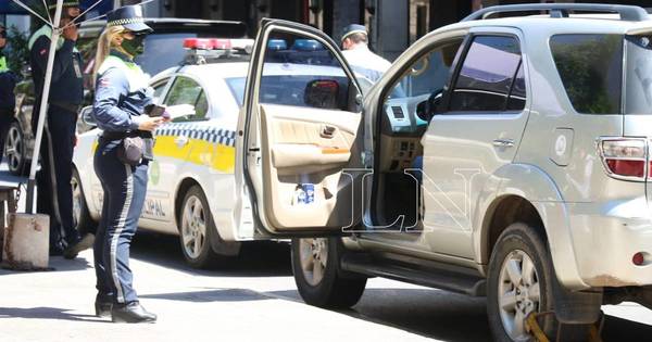 La Nación / Retienen vehículos que dificultan paso al peatón