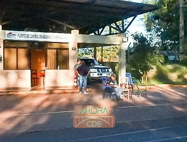 Dos “EXPERTOS” en COIMAS manejan puesto de control de la COIA en Hernandarias