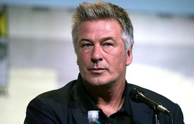 En pleno rodaje de cine, murió una mujer por el disparo que ocasionó Alec Baldwin