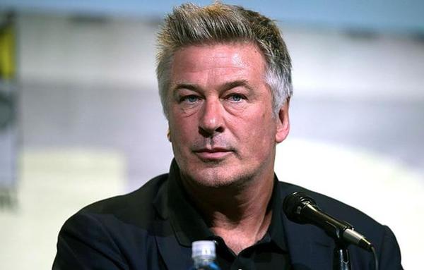 En pleno rodaje de cine, murió una mujer por el disparo que ocasionó Alec Baldwin