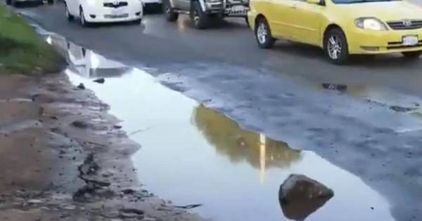La Nación / Pobladores piden solución al problema de aguas servidas sobre Avelino Martínez