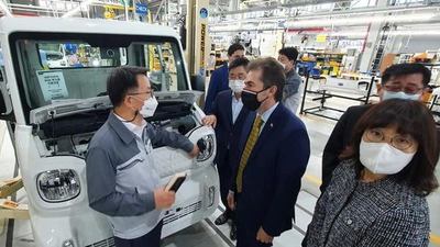 Castiglioni recorre parque industrial en Corea