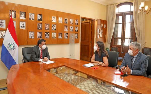 Nueva embajadora de España se reunió con el ministro de Hacienda - .::Agencia IP::.