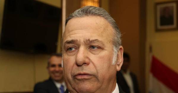 La Nación / Con arreglos florales, familiares y amigos despiden al exsenador González Daher