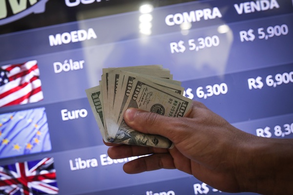 La bolsa cae y el dólar sube tras desbandada en el Ministerio de Economía - MarketData