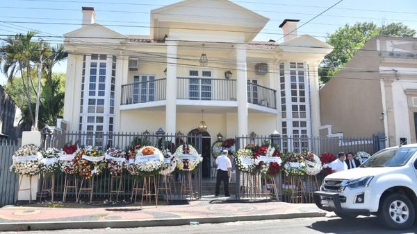 Desfile de arreglos florales para despedir a Óscar González Daher