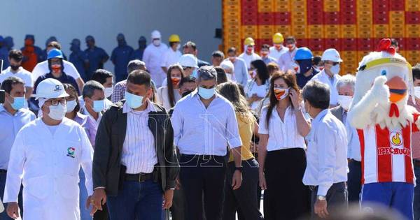 La Nación / Abdo inauguró puentes en San Antonio y recorrió importante industria avícola