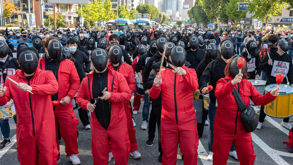 Trabajadores protestan vestidos con trajes de ‘El juego del calamar’ en Corea del Sur | Ñanduti