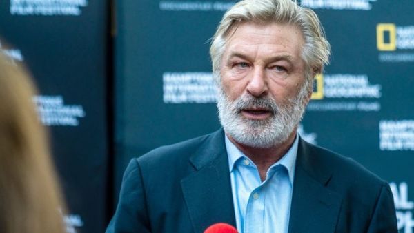 Alec Baldwin lamenta tragedia durante rodaje: “Mi corazón está roto”