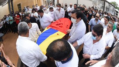 Multitud despide restos de Óscar González Daher