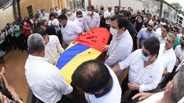 Multitud despide restos de Óscar González Daher