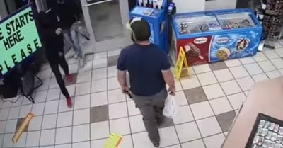 Ex marine se enfrenta a asaltantes y le quita el arma en segundos - SNT