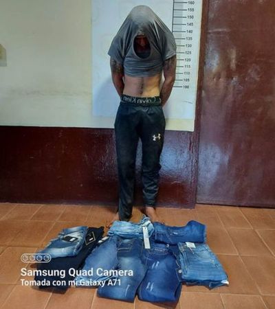 Guardias atrapan infraganti a ladrón en local comercial