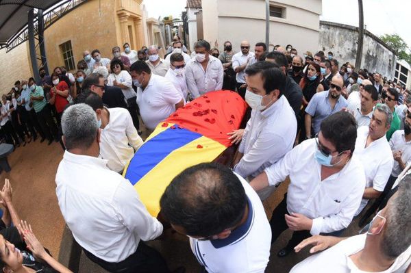 Multitud despide restos de Óscar González Daher