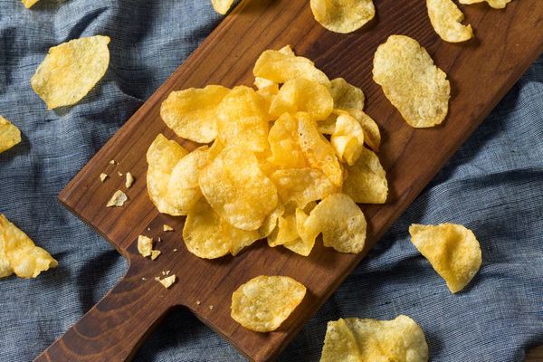 Haz papas chips de esta manera y no querrás probar otras  - Gastronomía - ABC Color