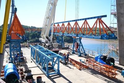 Prosiguen los trabajos para el lanzamiento de dovelas en el Puente de la Integración - Noticias de Ciudad del Este y Alto Paraná hoy - ABC Color