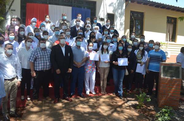 Gobernación distinguió heroica labor de personal hospitalario del Hospital de Villarrica - Noticiero Paraguay