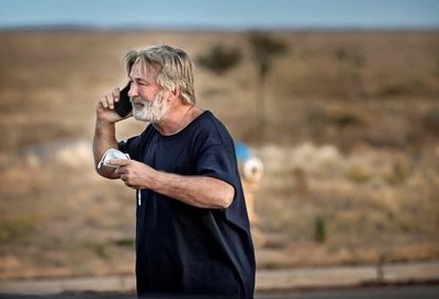 Antes del disparo fatal un asistente habría asegurado a Alec Baldwin que «el arma era segura»