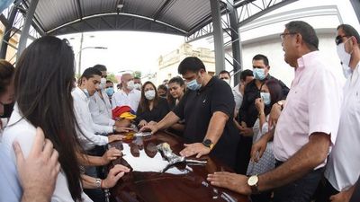 Sin gran acompañamiento político, despiden a González Daher en Luque
