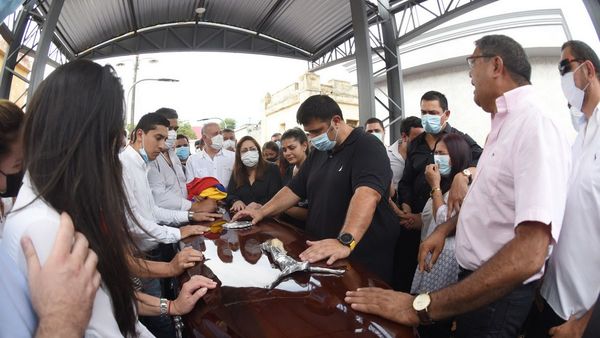 Sin gran acompañamiento político, despiden a González Daher en Luque