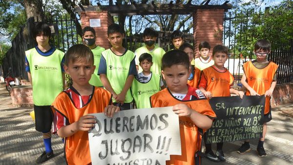 Niños piden apertura de plaza llaveada