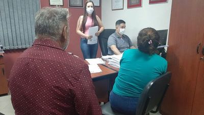 Captor se droga y secuestrados huyen