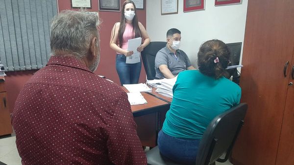 Captor se droga y secuestrados huyen