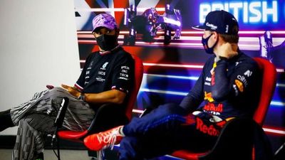 Max Verstappen llamó de estúpido e idiota a Lewis Hamilton, mientras le mostraba su dedo medio