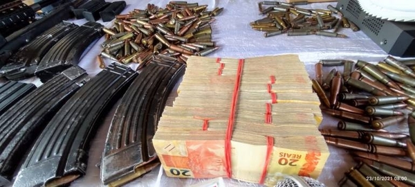 Diario HOY | Operativo en PJC: fusiles Ak-47, lujosos vehículos y fajos de dinero entre las evidencias