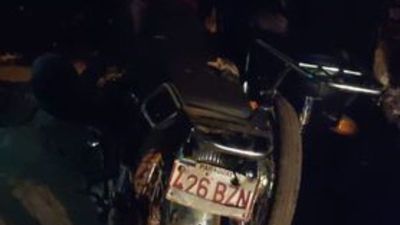 Cayó de la moto y encima sufrió un disparo accidental