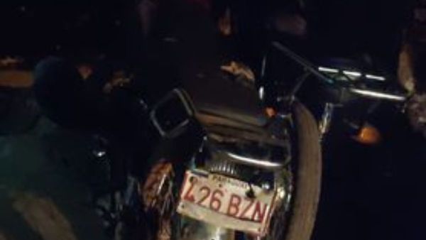Cayó de la moto y encima sufrió un disparo accidental